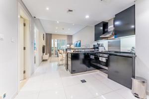 Pool and City View 1BR Near Dubai Water Canal, The Cosmopolitan, Business Bay by Deluxe Holiday Homes