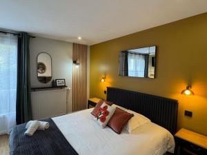 Hotels Le Clos Du Pontic Logis et Cit'Hotel : photos des chambres