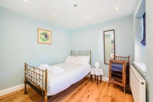 Host & Stay - Blue Bolthole on Vicarage Lane
