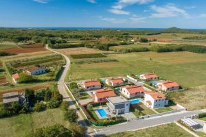 Ferienhaus In Dračevac Mit Großem Pool