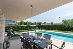 Ferienhaus In Dračevac Mit Großem Pool