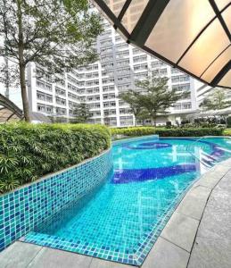 Luxury for Less next to BGC and Makati CBD