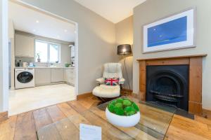 Host & Stay - Blue Hues on Over Street