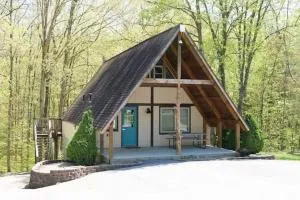 Stunning 4BR Cabin Retreat with Expansive Deck - Odon