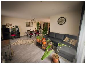 Chambre dans grande maison paisible