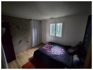 Chambre dans grande maison paisible