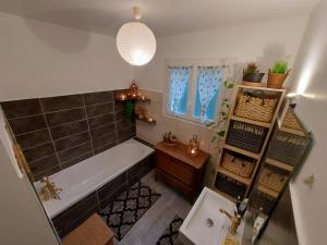 Sejours chez l'habitant Chambre dans grande maison paisible : photos des chambres