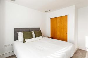 Elegant Three Bed Apartment in Earls Court