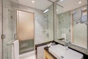 Guest Room - Complimentary Shuttle Bus to Beach & Mall of the Emirates room in Metropolitan Hotel Dubai
