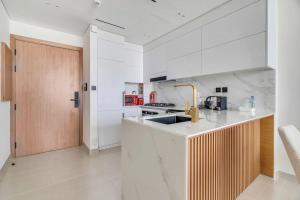 Exceptional 1BR flat wBalcony Gym & Pool in JVC