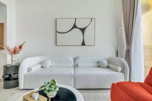 Exceptional 1BR flat wBalcony Gym & Pool in JVC