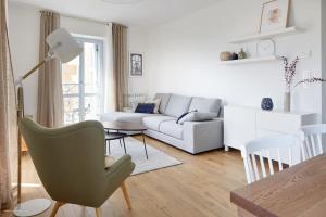 H SUITE2A by Smiling Rentals