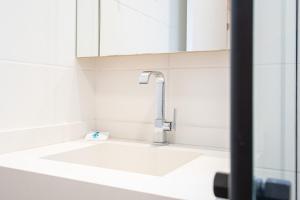 Apto Bal Picarras 150M PRAIA com PISICNA, sacada com CHURRASQUEIRA privativa, AR CONDICIONADO Wi Fi, PORTARIA 24h, PLAYGROUND INFANTIL, QUADRA DE ESPORTES vaga privativa de GARAGEM