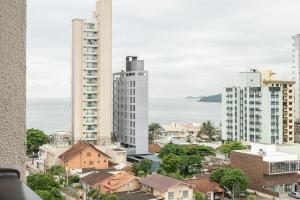 Apto Bal Picarras 150M PRAIA com PISICNA, sacada com CHURRASQUEIRA privativa, AR CONDICIONADO Wi Fi, PORTARIA 24h, PLAYGROUND INFANTIL, QUADRA DE ESPORTES vaga privativa de GARAGEM