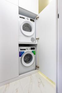 Two-Bedroom Apartments with Free Private Parking and 6min to Center