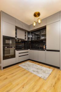 Two-Bedroom Apartments with Free Private Parking and 6min to Center