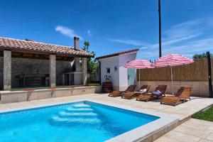 Haus Daniela Mit Überdachter Terrasse Und Pool
