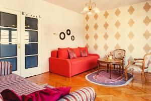 Windows City Apartment