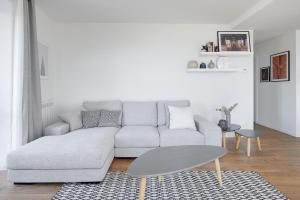 H SUITE3A by Smiling Rentals