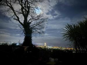 Heavenly 2-Bedroom Retreat with Stunning sea & Garden Vistas