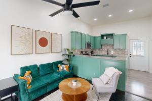 2 BR Home one block from Botanical Gardens