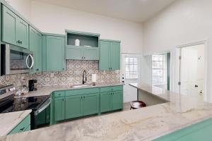 2 BR Home one block from Botanical Gardens