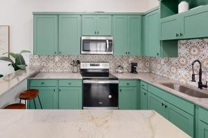 2 BR Home one block from Botanical Gardens