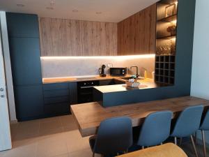 19th & 18th & 7th Floor Secure Apartments with Pool & Fitness & Parking included in price - Self check-in available