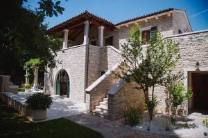 Luxusvilla Mit Garten Und Pool Sowie Herrlicher Aussicht