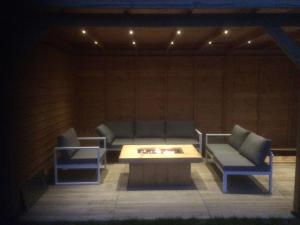 Luxuriöses Ferienhaus Mit Sauna Und Kamin Für 6 Personen Mit Großem Garten In Südlage,
