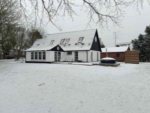 Stay Comfortably In Scenic Surroundings