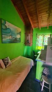 Habitación pequeña independiente con baño