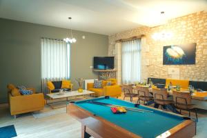 Maisons de vacances Domaine a proximite de Chinon avec piscine, billard, petanque, jeux pour enfants : photos des chambres