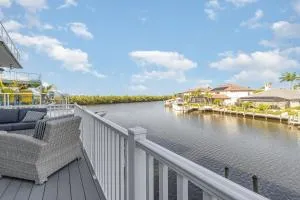 2 Story Lux Waterfront Living in Cape Harbour - Villa Funky Fish House - Shell Point Village