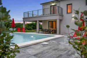 Villa Family Love Mit Garten Und Spielplatz - Mali Turini