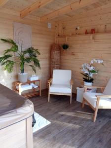 Maisons d'hotes LAPAUSEDEGOUT piscine chambres climatisees jacuzzi terrasse : photos des chambres