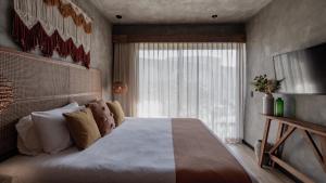 Contemporary Condo Central & Well-Located