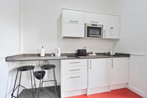 Vibrant, spacious studio with Parking and Netflix
