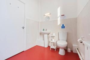 Vibrant, spacious studio with Parking and Netflix
