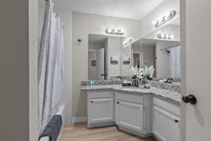 DFW Retreat - Pool, Spa & Minutes to Dallas & Fort Worth