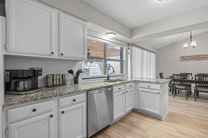 DFW Retreat - Pool, Spa & Minutes to Dallas & Fort Worth