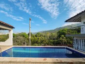 ModernEstateclosetheCitywithpool - Loma Mesa de Ruitoque