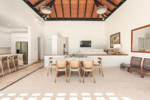 Bungallow with 3BR pool and bbq in Green Village