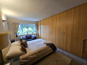 Cosy Home With Garden & Driveway, 6min To Airport