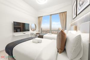 SML Vacation Homes - Sky High Apartments with Burj Khalifa and Dubai Fountain Views at Grande Signature, Downtown Dubai