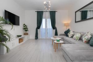 Azuris - Modern Sea View Apartment, Steps from the Center and Beach