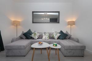 Azuris - Modern Sea View Apartment, Steps from the Center and Beach