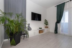 Azuris - Modern Sea View Apartment, Steps from the Center and Beach