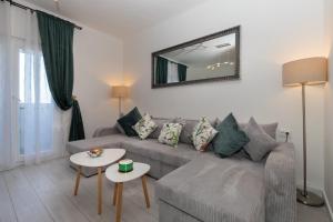 Azuris - Modern Sea View Apartment, Steps from the Center and Beach