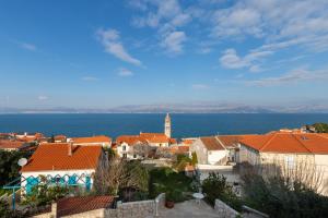 Azuris - Modern Sea View Apartment, Steps from the Center and Beach